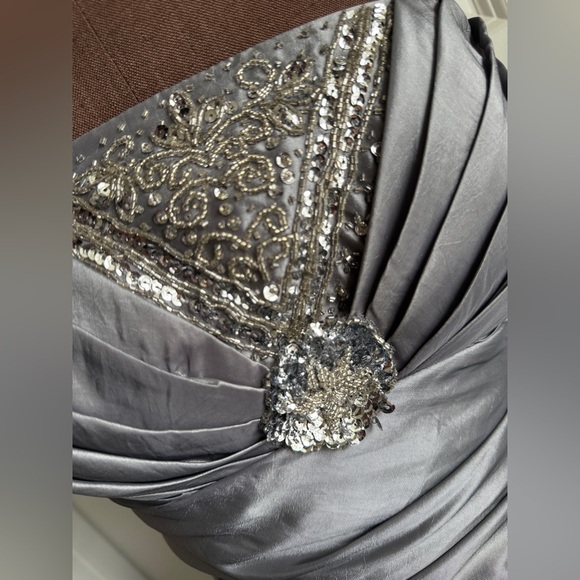 Elegant Silver Evening Gown Size 5 Juniors - Picture 4 of 5
